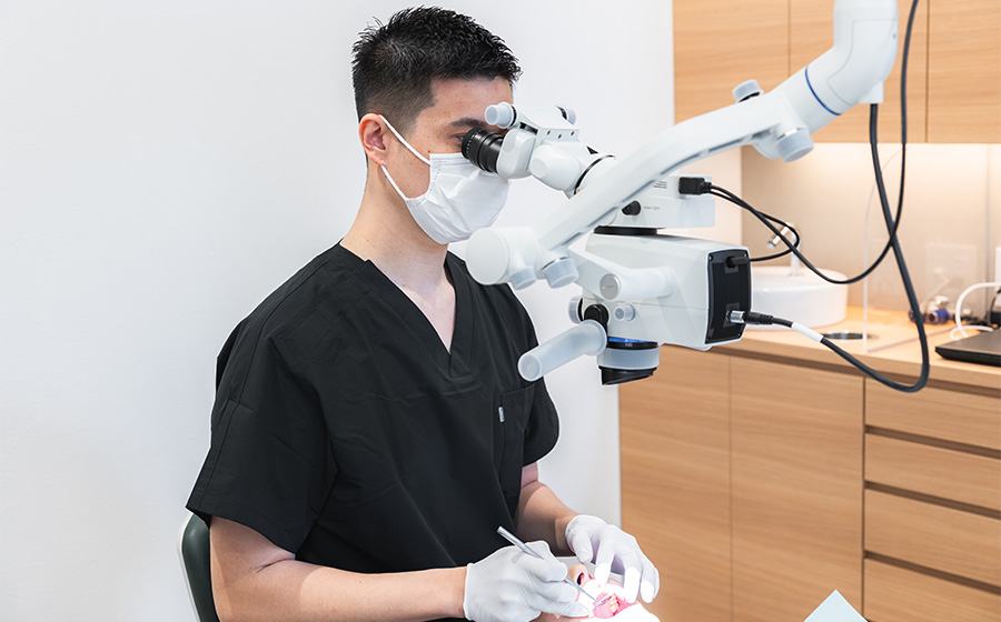 拡大鏡を使用した精密な装着